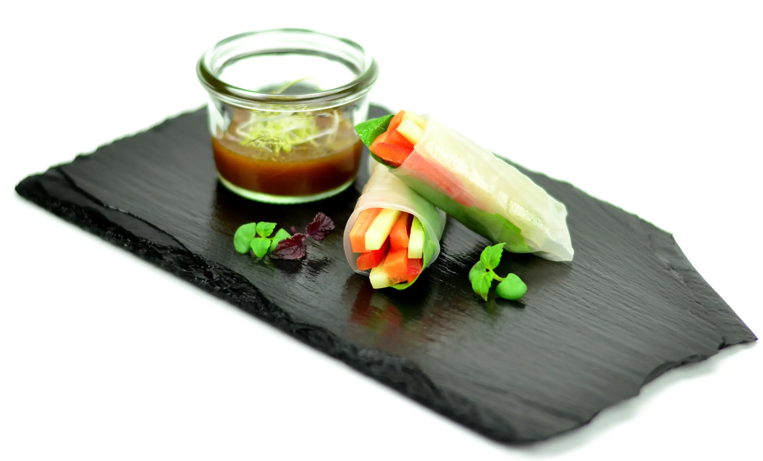 Frische Spring Rolls mit Karotte, Paprika, Gurke, Reispapier,Tamari, Minze und Basilikum