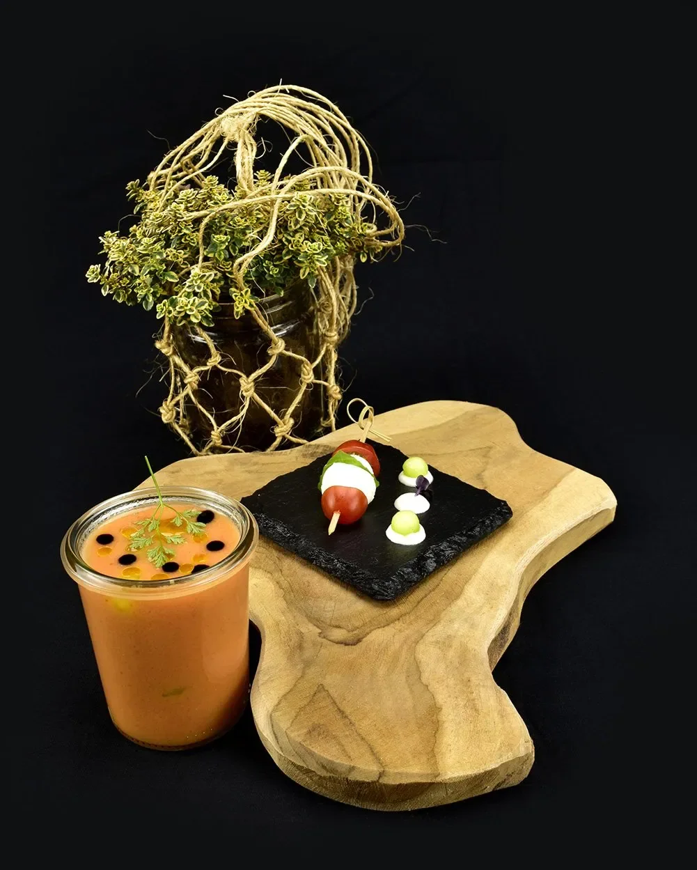 Parfümierte Gazpacho Mit Paprika, Tomate,Gurke, Basilikum, Perlen Creme, Olivenöl, Chilis und Knoblauch