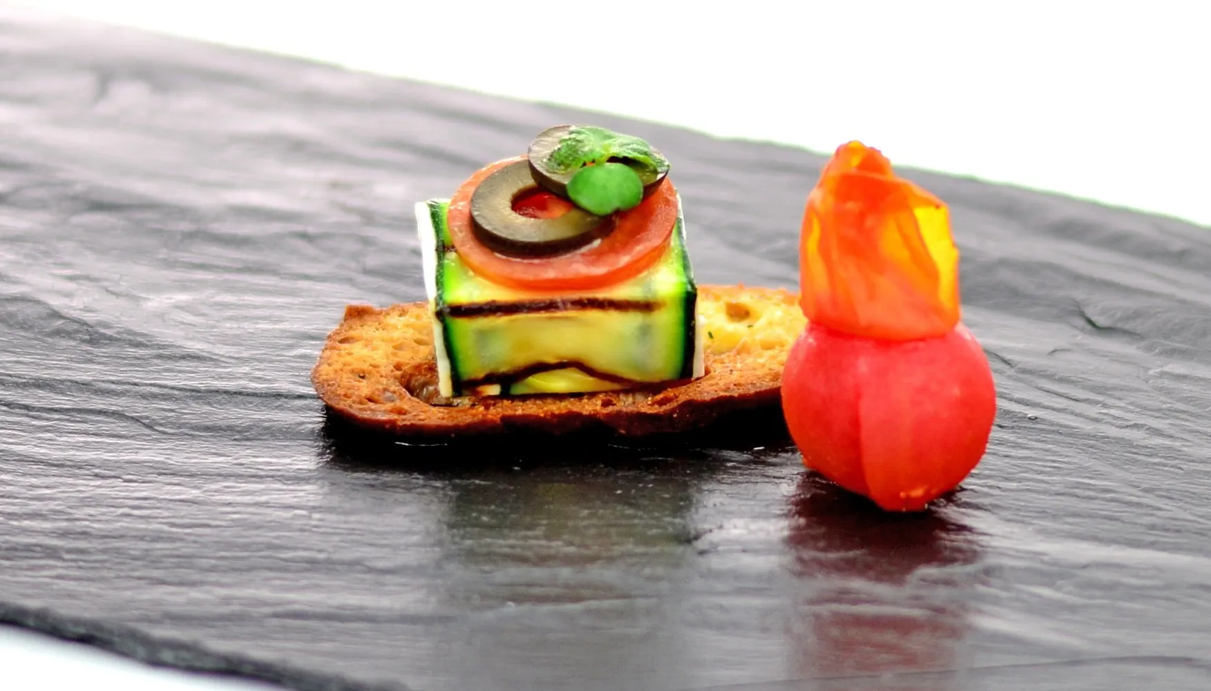 Crostini Zucchini, Feta, Ramsay und Tomate