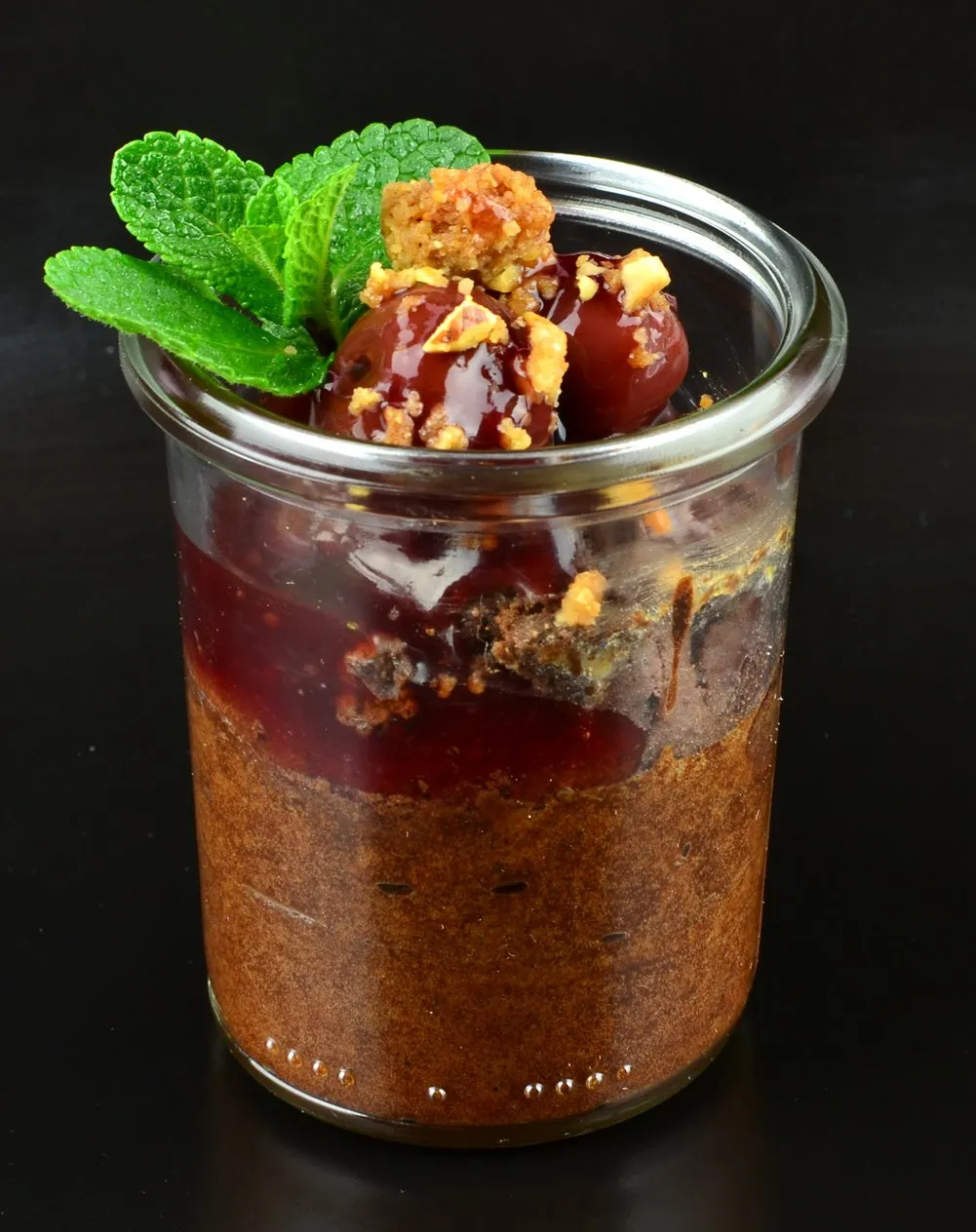 Schokoladenkuchen- mit flüssigem Kern in einem Glas