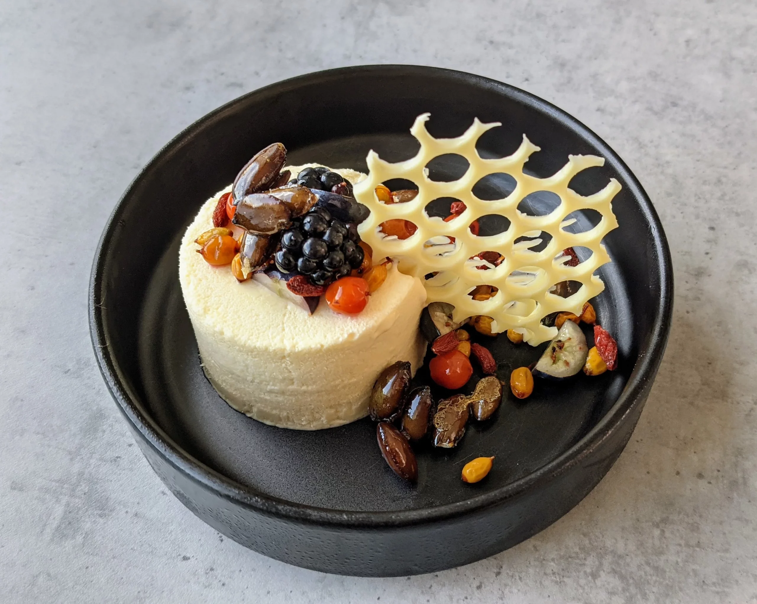 Honigmousse-mit-Wildbeerensalat-und-Honigwaabe