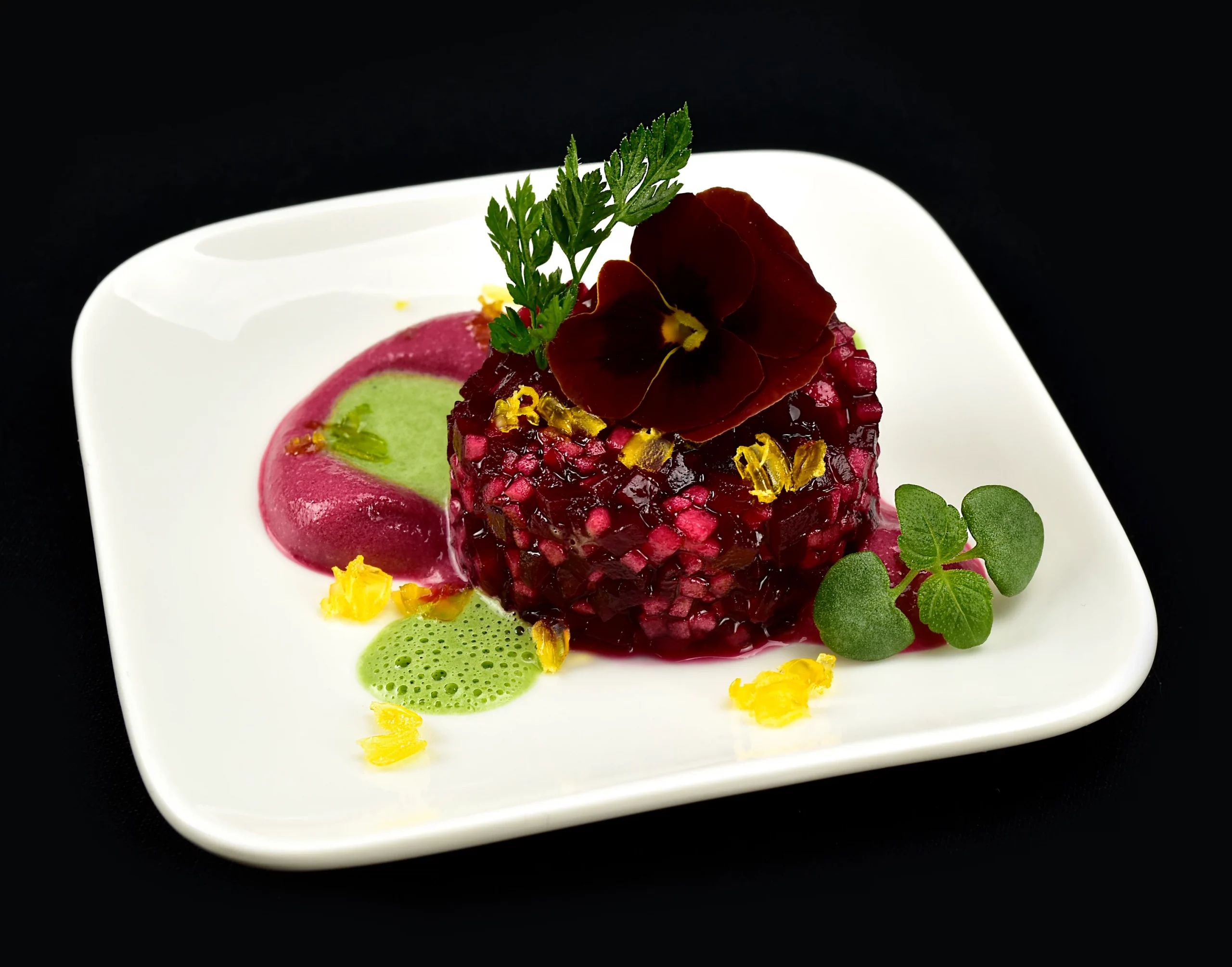 Rote Bete Salat – Rote Bete | Apfel | Feldsalat | Gebeiztes Eigelb | Blüten